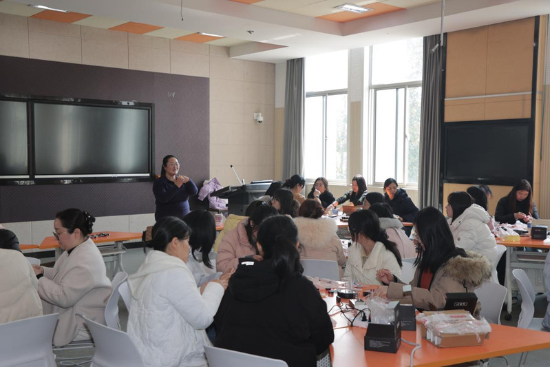 指尖凝香传非遗 巾帼巧手绽芳华...